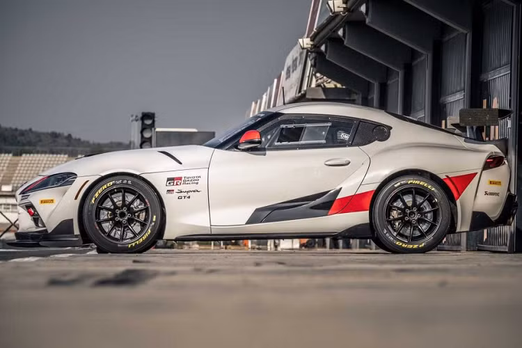 Hãng xe ôtô Toyota cũng trang bị cho GR Supra GT4 khung chống lật bắt buộc theo tiêu chuẩn FIA cùng nội thất được lược bỏ, ghế đua cùng đai an toàn 6 điểm. bảng táp-lô bọc da của Supra cũng đã được tháo bỏ, thay vào đó là bảng táp-lô được tối giản hóa, làm bằng sợi carbon phù hợp với tiêu chuẩn của xe đua GT4.