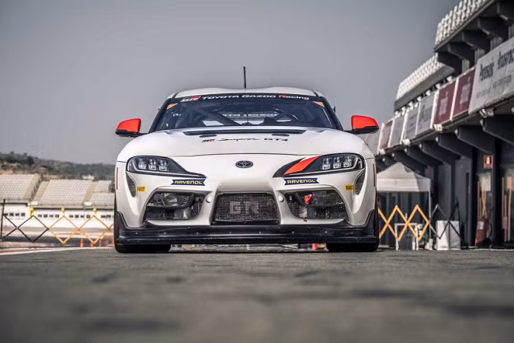 Xe cũng được trang bị hộp số tự động 7 cấp thể thao thay cho hộp số tự động 8 cấp. Thêm vào đó, xe cũng sở hữu hệ thống khóa vi sai cơ khí như những mẫu xe đua khác.