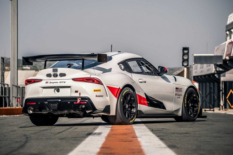Xe đua Toyota GR Supra GT4 mới có trọng lượng chỉ 1.350 kg, nhẹ hơn Supra thương mại 170 kg. Ở trục bánh trước, xe vẫn được trang bị hệ thống treo độc lập kiểu MacPherson trong khi trục bách sau được trang bị hệ thống treo đa điểm, xe cũng sử dụng giảm chấn hiệu suất cao KW có thể điều chỉnh xung quanh.