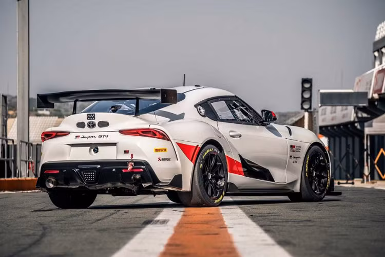 Xe đua Toyota GR Supra GT4 mới có trọng lượng chỉ 1.350 kg, nhẹ hơn Supra thương mại 170 kg. Ở trục bánh trước, xe vẫn được trang bị hệ thống treo độc lập kiểu MacPherson trong khi trục bách sau được trang bị hệ thống treo đa điểm, xe cũng sử dụng giảm chấn hiệu suất cao KW có thể điều chỉnh xung quanh.