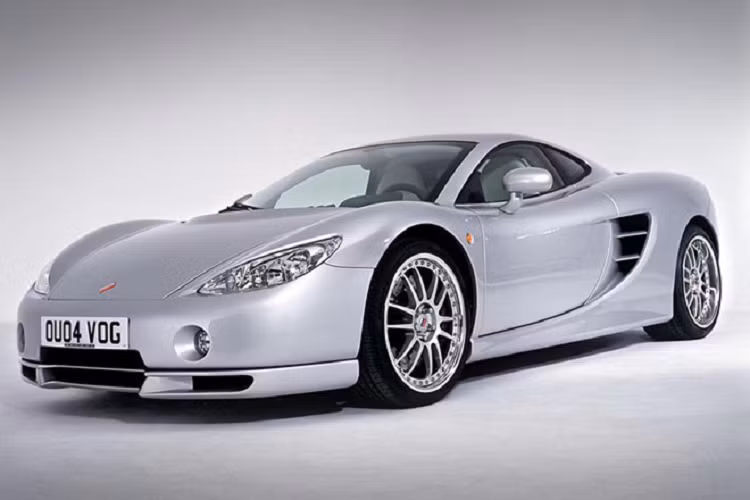 Ascari KZ1. Siêu xe sản xuất tại Anh, đặt theo tên viết tắt của nhà sáng lập Klaas Zwart. KZ1 sử dụng động cơ BMW S62 V8 của E39 BMW 5 Series, cho công suất 500 mã lực tại 7.000 vòng/phút và mô-men xoắn 550 Nm tại 4.500 vòng/phút. Xe tăng tốc 0-96 km/h trong 3,7 giây, 0-200 km/h trong 11,8 giây. Trước KZ1, Ascari Cars còn có siêu xe Ascari A10 cũng rất mạnh mẽ. 