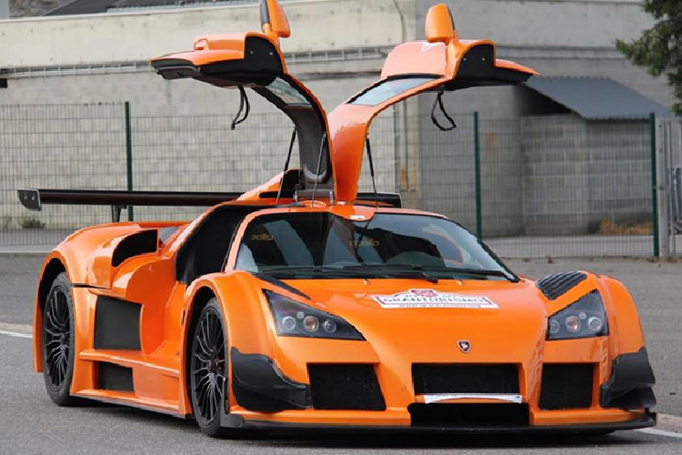 Gumpert Apollo. Được sản xuất bởi hãng xe thể thao của Đức, Apollo từng giữ kỷ lục đường đua Top Gear trong hai năm trước khi bị Bugatti Veyron Super Sport đánh bại. Siêu xe sử dụng động cơ V8 4.0L tăng áp kép của Audi, thiết kế khí động học hiện đại, sử dụng chất liệu sợi thủy tinh và sợi carbon siêu bền, siêu nhẹ.