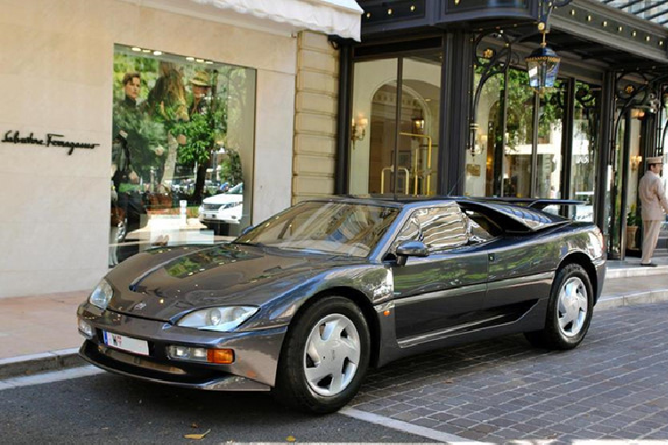 Mega Track. Siêu xe do Mega, một công ty tách ra từ thương hiệu xe Axiam (Pháp) sản xuất. Siêu xe có chiều dài bằng Mercedes S-Class, rộng như Hummer và quá cao để có thể thích hợp với một chiếc siêu xe. Siêu xe sử dụng động cơ V12 6.0L của Mercedes-Benz. Chỉ 11 chiếc được sản xuất. 