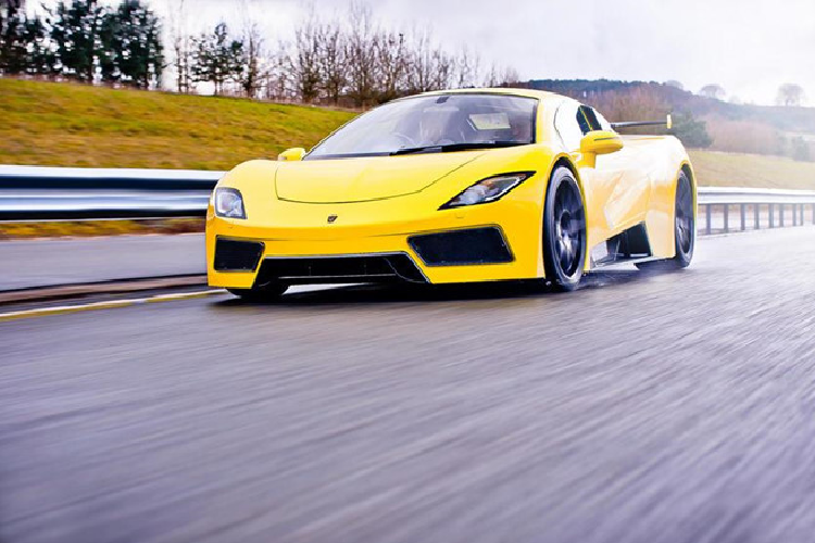 Arash AF8. Siêu xe của Arash Motor (Anh) ra mắt năm 2015 sử dụng động cơ LS7 V8 7.0L của GM, sản sinh công suất 550 mã lực. Xe chủ yếu sử dụng chất liệu thép, nhôm, sợi carbon và Kevlar cho khả năng bảo vệ tối đa người ngồi bên trong. 