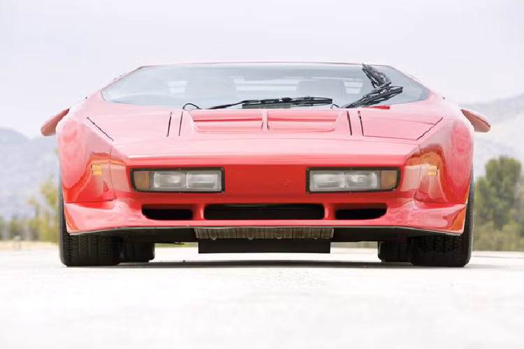 Vector W8 Twin-Turbo. Tuy được sản xuất cách đây 30 năm, Vector W8 vẫn là siêu xe rất mạnh với động cơ V8 (625 mã lực), thân xe làm bằng sợi carbon và Kevlar, ghế chỉnh điện, hệ thống âm thanh Bosch cao cấp. Chỉ có 22 chiếc được sản xuất trong khoảng thời gian từ 1989 tới 1993. 