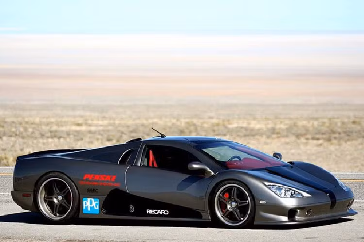 SSC Ultimate Aero. Thường không mấy khi người ta nghe thấy siêu xe Mỹ, nhưng nếu có thì toàn hàng “khủng”. Ultimate Aero TT từng là siêu xe giữ kỷ lục Guinness về tốc độ nhanh nhất thế giới trước khi bị Bugatti Veyron Super Sport qua mặt năm 2010.