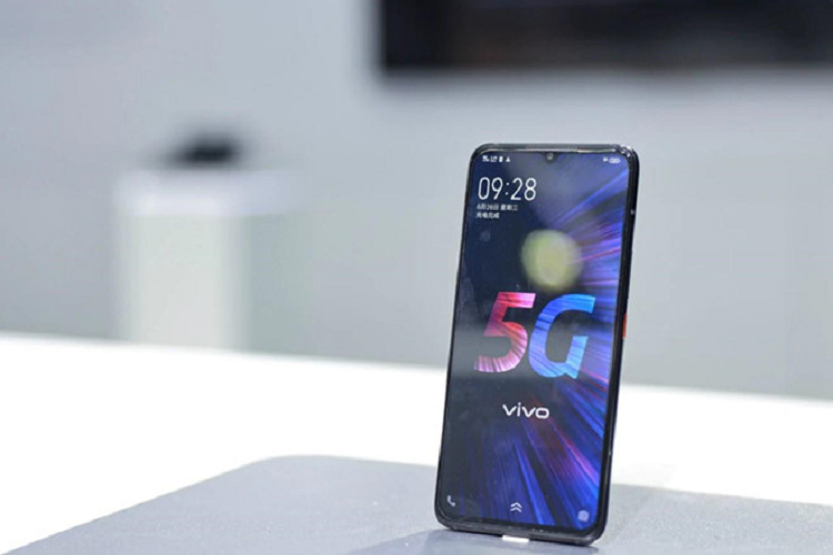 Bộ đôi này không có sự khác biệt về thiết kế, cấu hình. Tuy nhiên, phiên bản điện thoại iQOO Pro 5G sẽ có khả năng nối 5G băng tần sub-6 GHz. Khi kết nối mạng 5G, người dùng có thể tải một bộ phim truyền hình chỉ trong vài phút, chơi game được stream qua đám mây không giật lag, tải nội dung VR, AR và gọi video chất lượng 4K.