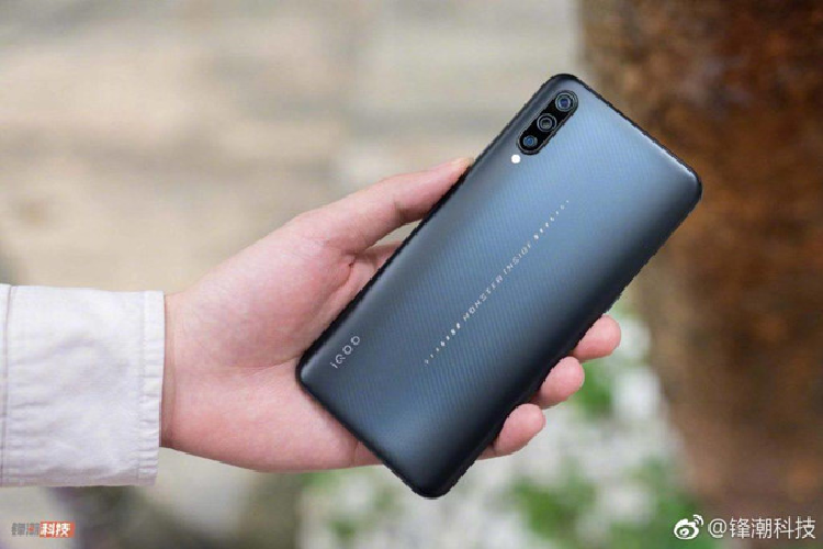 Cả hai cùng được trang bị chip Snapdragon 855+, viên pin 4.500 mAh và tích hợp công nghệ sạc nhanh 44 W. 