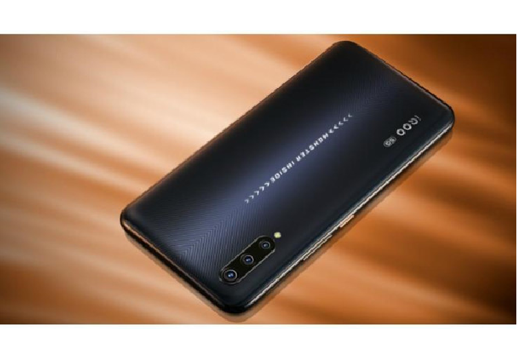 Kiểu dáng của hai model này giống phiên bản tiền nhiệm với màn hình khuyết đỉnh hình chữ U và hệ thống 3 camera sau đặt dọc. 