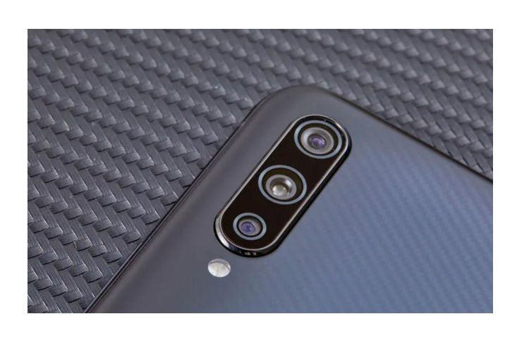 Hệ thống 3 camera sau của iQOO Pro và iQOO Pro 5G bao gồm một camera chính 48 MP, khẩu độ f/1.79, camera góc siêu rộng 12 MP và một camera xóa phông 2 MP. Trong khi đó, camera selfie của bộ đôi này có độ phân giải 12 MP. 