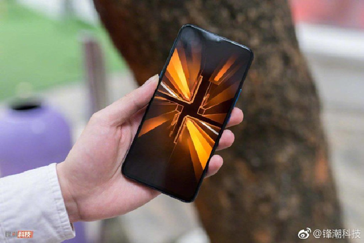 iQOO Pro và iQOO Pro 5G đều có màn hình 6,41 inch, Full HD, dùng tấm nền Super AMOLED. Máy được trang bị cảm biến vân tay trong màn hình. 