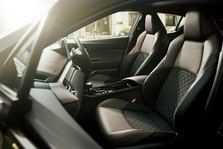 Nội thất C-HR mới thì không thay đổi nhiều. Hãng chỉ thêm vào tông nội thất nâu Orchid Brown. Nhưng trên bản GR Sport thì nội thất sẽ cá tính hơn một chút. Bản này ngoài việc trang trí thêm logo của GR Sport thì xe còn có các ghế thể thao, trang trí viền bạc đen, vô lăng kiểu 86 và nút bấm khởi động GR Sport.