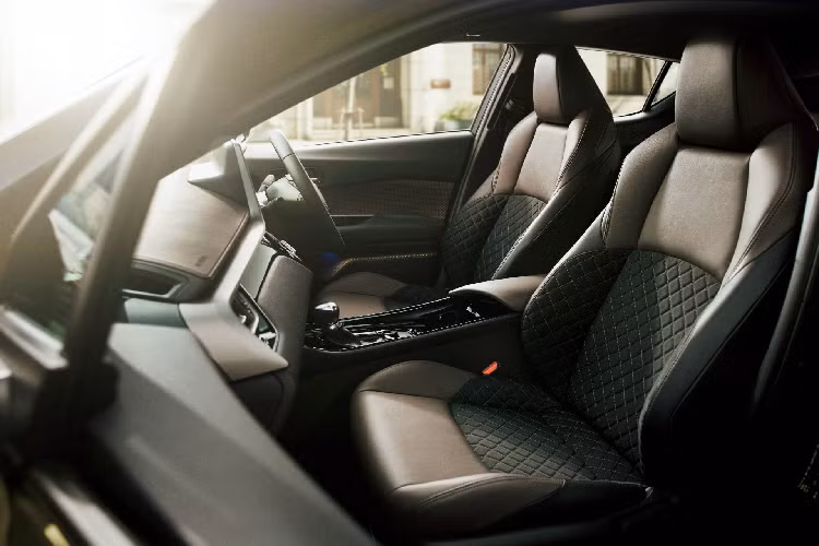 Nội thất C-HR mới thì không thay đổi nhiều. Hãng chỉ thêm vào tông nội thất nâu Orchid Brown. Nhưng trên bản GR Sport thì nội thất sẽ cá tính hơn một chút. Bản này ngoài việc trang trí thêm logo của GR Sport thì xe còn có các ghế thể thao, trang trí viền bạc đen, vô lăng kiểu 86 và nút bấm khởi động GR Sport.