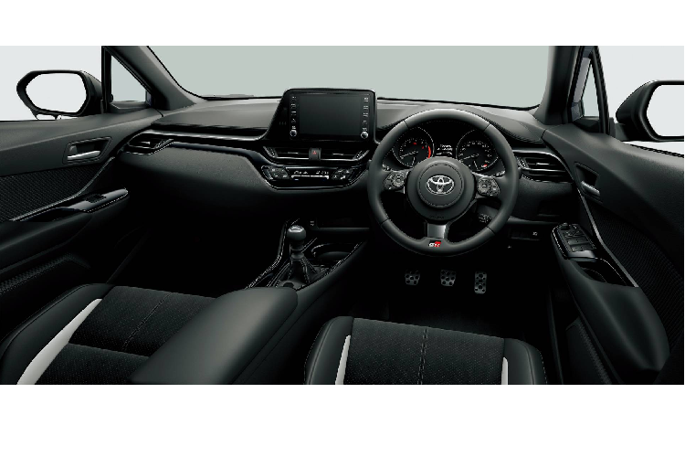 Tuy nhiên nếu người dùng chưa hài lòng với dáng vẻ mới, họ có thể nâng cấp lên phiên bản GR Sport. Phiên bản này lấy cảm hứng từ những mẫu xe thuộc bộ phận thể thao Toyota Gazoo Racing. Bản này có phần lưới tản nhiệt lớn và cản trước mới, thêm thanh trang trí bắt ngang. Trên thanh trang trí này có thêm logo GR Sport. Hông xe nổi bật với bộ mâm đúc 19 inch 2 tông màu, đi cùng bộ lốp 225/45 R19.