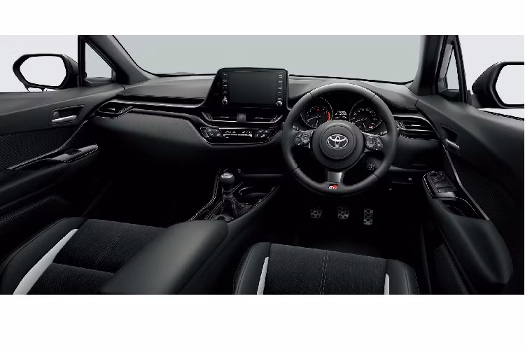 Tuy nhiên nếu người dùng chưa hài lòng với dáng vẻ mới, họ có thể nâng cấp lên phiên bản GR Sport. Phiên bản này lấy cảm hứng từ những mẫu xe thuộc bộ phận thể thao Toyota Gazoo Racing. Bản này có phần lưới tản nhiệt lớn và cản trước mới, thêm thanh trang trí bắt ngang. Trên thanh trang trí này có thêm logo GR Sport. Hông xe nổi bật với bộ mâm đúc 19 inch 2 tông màu, đi cùng bộ lốp 225/45 R19.