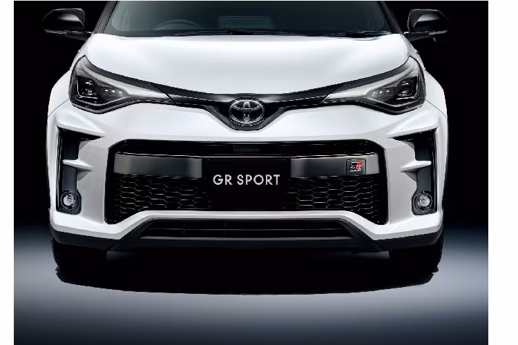 Về an toàn, C-HR facelift sẽ sở hữu gói trang bị Toyota Safety Sense bao gồm: trợ lái, phanh tự động khẩn cấp, điều khiển hành trình thích ứng và hỗ trợ giữ làn đường. Ngoài ra còn có các tùy chọn gồm chức năng hạn chế đạp nhầm ga, camera 360, hỗ trợ phanh tự động khi gặp chướng ngại vật/ người đi đường sau xe.