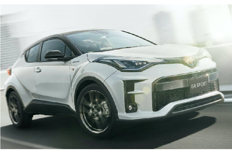 Phiên bản Toyota C-HR 2020 mới sẽ có phần lưới tản nhiệt thấp hơn và lớn hơn so với bản trước. Những chi tiết còn lại trên đầu xe cũng được tinh chỉnh cho thể thao hơn. Đèn LED là trang bị tiêu chuẩn. Ngoài ra, ở những bản cao, đèn hậu C-HR facelift cũng sẽ được nâng cấp.