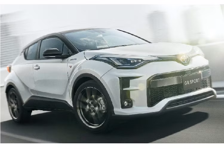 Phiên bản Toyota C-HR 2020 mới sẽ có phần lưới tản nhiệt thấp hơn và lớn hơn so với bản trước. Những chi tiết còn lại trên đầu xe cũng được tinh chỉnh cho thể thao hơn. Đèn LED là trang bị tiêu chuẩn. Ngoài ra, ở những bản cao, đèn hậu C-HR facelift cũng sẽ được nâng cấp.