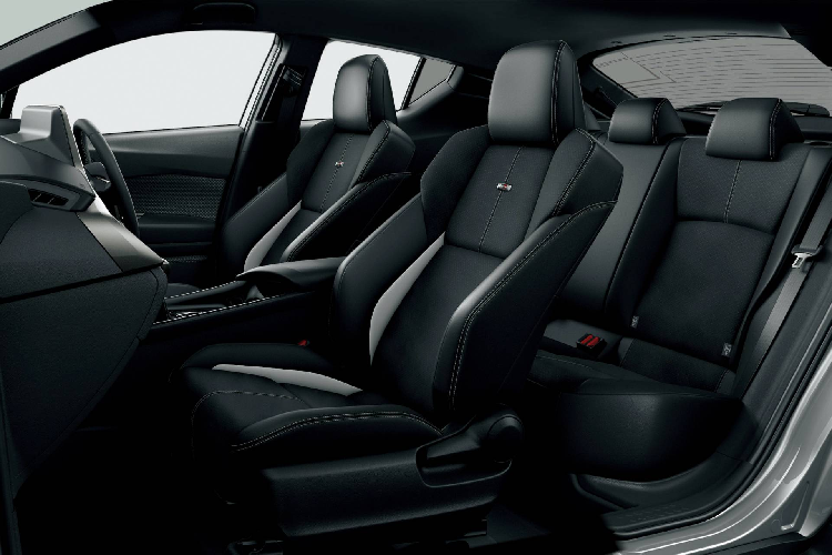 Toyota C-HR facelift GR Sport mới có 11 tùy chọn về màu sắc, từ tươi sáng như đỏ, cam vàng đến trung tính như đen, xám, trắng. Chưa kể các tùy chọn màu nóc đen và bạc.