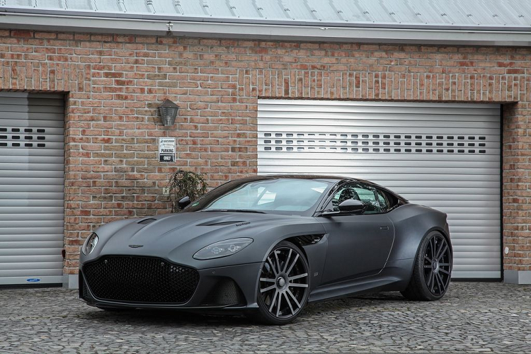Cụ thể, mẫu siêu xe Aston Martin DBS Superleggera của nước Anh được gia tăng thêm sức mạnh 104 mã lực và 130 Nm mô-men xoắn. Điều đó đồng nghĩa với việc khối động cơ V12 5.2L sẵn có trên xe sẽ sản sinh ra tổng cộng 818 mã lực cùng 1.030 Nm mô-men xoắn cực đại.