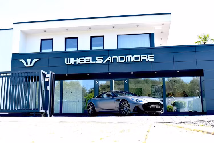 Ngoài ra, tất cả các chi tiết thiết kế trên siêu phẩm này đều được giữ nguyên bản bởi theo lý giải của nhà độ nước Đức, siêu phẩm DBS Superleggera vốn dĩ đã quá đẹp và thể thao, do đó họ không muốn thêm bớt một chi tiết nào khác vào chiếc xe.