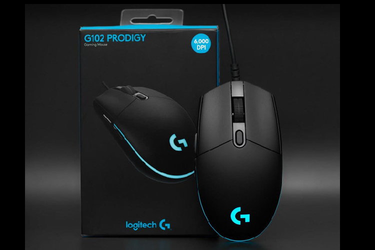 Logitech G102 Prodigy (430.000 đồng) - Đây là một trong những mẫu chuột gaming mới được ưa chuộng nhất ở phân khúc giá rẻ. Nó có thiết kế đơn giản, DPI tối đa đạt mức 6.000. Logitech G102 sử dụng loại mắt đọc Mercury, cho hiệu suất tốt. Người dùng có thể thay đổi giữa 5 mức thiết lập DPI khác nhau bằng phím tùy chỉnh ở phía trên. Hạn chế của mẫu chuột này nằm ở trọng lượng của nó khá nhẹ, không thể gắn thêm tạ thay đổi cân nặng theo thói quen của người dùng. 