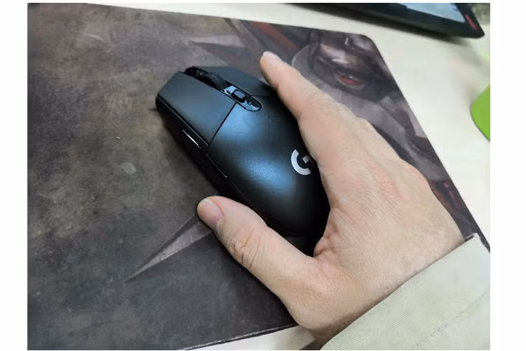 Logitech G304 Lightspeed Wireless (890.000 đồng) - Đây là một trong những mẫu chuột gaming hiếm hoi trong phân khúc dưới 1 triệu đồng hỗ trợ kết nối không dây. G304 sở hữu thiết kế nhỏ gọn, nhẹ tương tự G102 và G Pro. G304 được trang bị mắt đọc HERO, đây là loại mắt đọc có chất lượng cao, thường xuất hiện trên các sản phẩm cao cấp của hãng. Điểm hạn chế của sản phẩm này nằm ở việc nó không được tích hợp đèn RGB. Đồng thời, G304 cũng không hỗ trợ kết nối thông qua Bluetooth như nhiều mẫu chuột khác. 