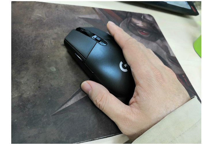 Logitech G304 Lightspeed Wireless (890.000 đồng) - Đây là một trong những mẫu chuột gaming hiếm hoi trong phân khúc dưới 1 triệu đồng hỗ trợ kết nối không dây. G304 sở hữu thiết kế nhỏ gọn, nhẹ tương tự G102 và G Pro. G304 được trang bị mắt đọc HERO, đây là loại mắt đọc có chất lượng cao, thường xuất hiện trên các sản phẩm cao cấp của hãng. Điểm hạn chế của sản phẩm này nằm ở việc nó không được tích hợp đèn RGB. Đồng thời, G304 cũng không hỗ trợ kết nối thông qua Bluetooth như nhiều mẫu chuột khác. 