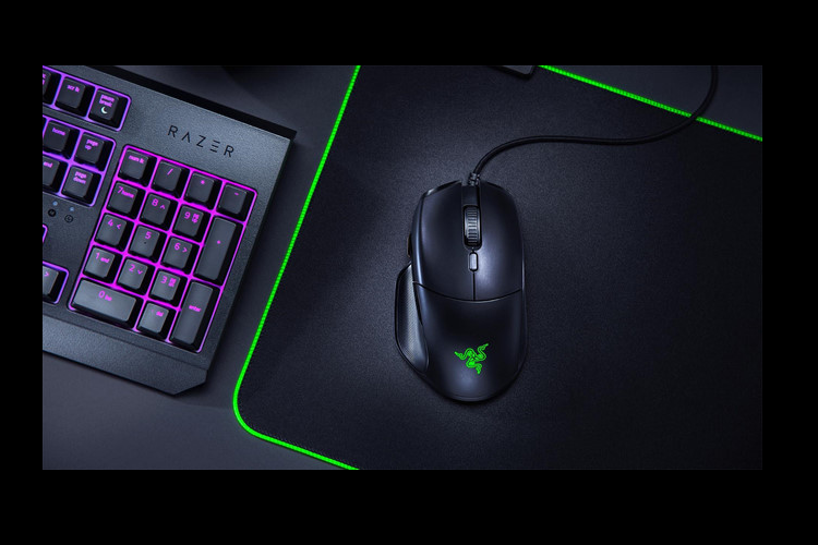 Razer Basilisk Essential (990.000 đồng) - Mẫu chuột này có kích thước lớn, nặng, phù hợp với những người dùng có bàn tay to và yêu thích trải nghiệm sử dụng khác biệt. Razer Basilisk Essential chỉ được thiết kế dành riêng cho những người thuận tay phải. Ngoài ra, hai phím phụ phía cạnh trái được làm khá liền nhau, độ nảy cũng không cao, khiến cho một số thao tác nhanh trên mẫu chuột này dễ gặp lỗi.