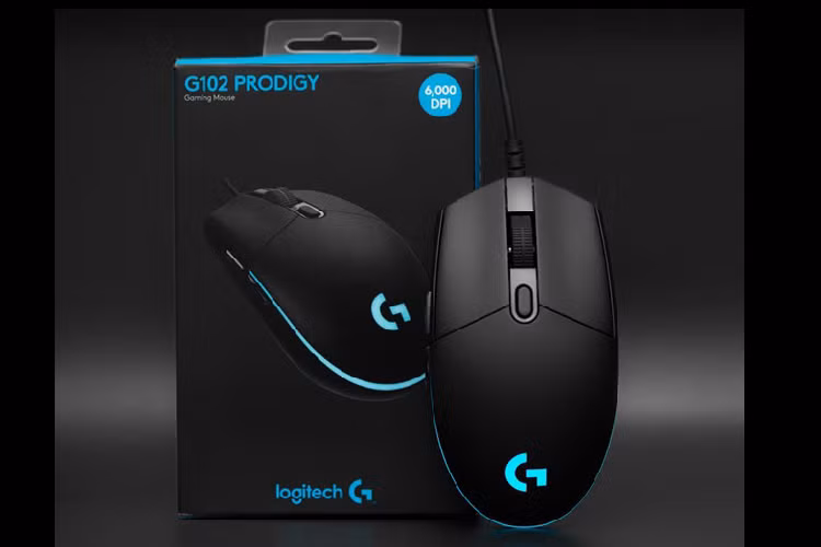 Logitech G102 Prodigy (430.000 đồng) - Đây là một trong những mẫu chuột gaming mới được ưa chuộng nhất ở phân khúc giá rẻ. Nó có thiết kế đơn giản, DPI tối đa đạt mức 6.000. Logitech G102 sử dụng loại mắt đọc Mercury, cho hiệu suất tốt. Người dùng có thể thay đổi giữa 5 mức thiết lập DPI khác nhau bằng phím tùy chỉnh ở phía trên. Hạn chế của mẫu chuột này nằm ở trọng lượng của nó khá nhẹ, không thể gắn thêm tạ thay đổi cân nặng theo thói quen của người dùng. 
