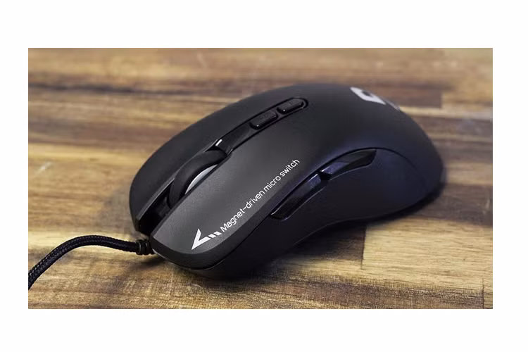 Fuhlen G90 Evo (650.000 đồng) - Fuhlen G90 Evo có thiết kế tương tự những mẫu G90 trước đó của hãng. Phần dây kết nối được bọc vải dù chắc chắn. Đầu USB mạ vàng và tích hợp cục chống nhiễu giúp nó hoạt động ổn định hơn trong thời gian dài. G90 Evo sử dụng mắt đọc Pixart PMW3360 thường xuất hiện trên các dòng chuột gaming cao cấp. 