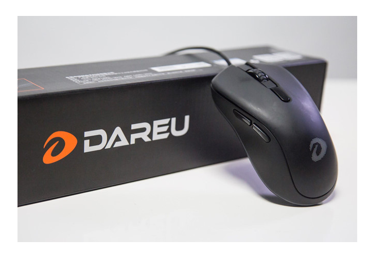 DareU EM908 (390.000 đồng) - Mẫu chuột máy tính này sở hữu thiết kế công thái học, kích thước phù hợp với những người có bàn tay nhỏ. Phần đèn RGB được trang bị ở logo DareU trên thân chuột và viền dưới đáy chuột. DareU EM908 RGB sử dụng mắt đọc Bravo Gaming – ATG4090 do chính công ty tự phát triển. DPI đạt mức tối đa 6.000, có thể đáp ứng được nhiều nhu cầu cả về công việc văn phòng cũng như chơi game FPS. Phần dây chỉ được hoàn thiện từ cao su, không mang lại cảm giác chắc chắn.