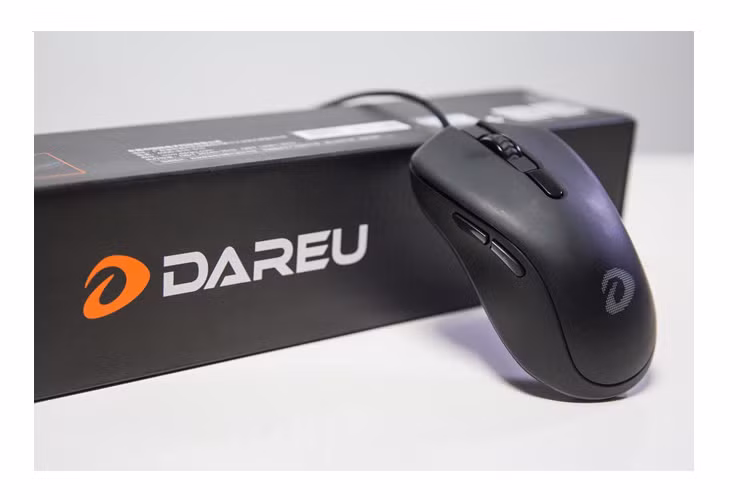 DareU EM908 (390.000 đồng) - Mẫu chuột máy tính này sở hữu thiết kế công thái học, kích thước phù hợp với những người có bàn tay nhỏ. Phần đèn RGB được trang bị ở logo DareU trên thân chuột và viền dưới đáy chuột. DareU EM908 RGB sử dụng mắt đọc Bravo Gaming – ATG4090 do chính công ty tự phát triển. DPI đạt mức tối đa 6.000, có thể đáp ứng được nhiều nhu cầu cả về công việc văn phòng cũng như chơi game FPS. Phần dây chỉ được hoàn thiện từ cao su, không mang lại cảm giác chắc chắn.