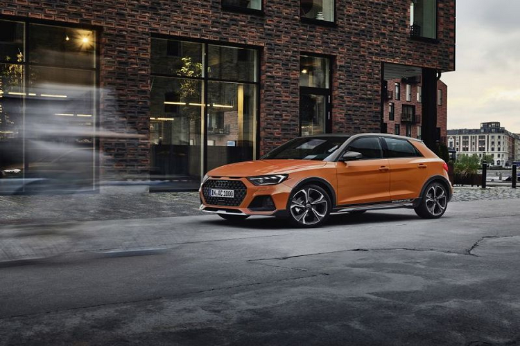  Audi Citycarver 2020 mới là một phiên bản gầm cao thể thao hơn của dòng hatchback A1, chiếc xe mang nhiều tín hiệu thẩm mỹ từ các đàn anh thuộc dòng Q lớn hơn, gồ ghề hơn, điển hình là tấm lưới tản nhiệt Singleframe hình bát giác dày hơn với họa tiết tổ ong sơn đen mờ.