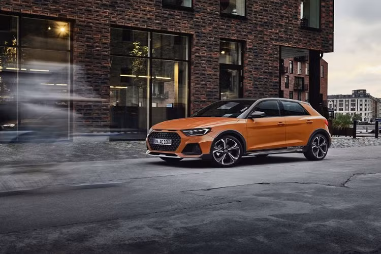  Audi Citycarver 2020 mới là một phiên bản gầm cao thể thao hơn của dòng hatchback A1, chiếc xe mang nhiều tín hiệu thẩm mỹ từ các đàn anh thuộc dòng Q lớn hơn, gồ ghề hơn, điển hình là tấm lưới tản nhiệt Singleframe hình bát giác dày hơn với họa tiết tổ ong sơn đen mờ.