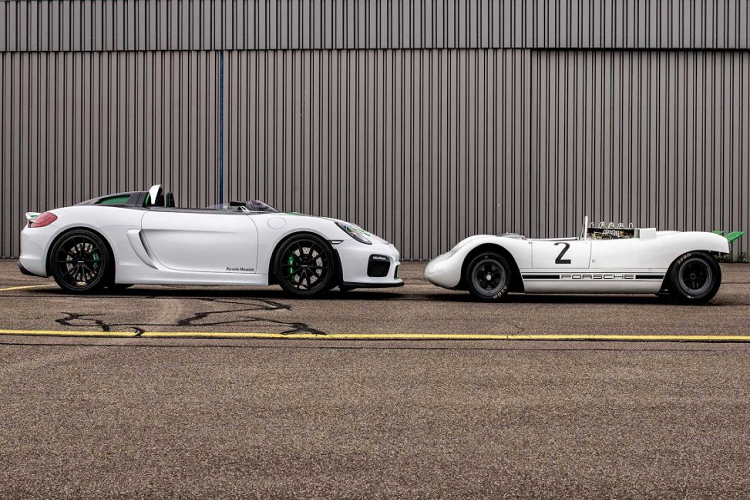 Vẫn giữ nguyên tiêu chí giữ trọng lượng nhẹ nhất có thể, chiếc 981 Bergspypder có trọng lượng chỉ 1.099 kg, nhẹ hơn rất nhiều so với những chiếc Porsche Boxster khác. Xe sử dụng động cơ boxer 3,8 lít, công suất 388 mã lực trên Porsche Cayman GT4, động cơ này giúp xe tăng tốc lên 100 km/h trong 4 giây. Chiếc Porsche 981 Bergspyder Concept có thể hoàn thành một vòng đua Nurburgring trong khoảng thời gian 7 phút 30 giây.