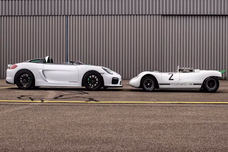 Vẫn giữ nguyên tiêu chí giữ trọng lượng nhẹ nhất có thể, chiếc 981 Bergspypder có trọng lượng chỉ 1.099 kg, nhẹ hơn rất nhiều so với những chiếc Porsche Boxster khác. Xe sử dụng động cơ boxer 3,8 lít, công suất 388 mã lực trên Porsche Cayman GT4, động cơ này giúp xe tăng tốc lên 100 km/h trong 4 giây. Chiếc Porsche 981 Bergspyder Concept có thể hoàn thành một vòng đua Nurburgring trong khoảng thời gian 7 phút 30 giây.