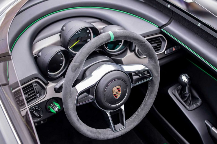 Trên phiên bản “hiện đại” của Bergspyder, Porsche cũng đã thiết kế xe theo phong cách Barchetta – không mui và chiếc xe cũng không hề có tay nắm cửa. Phối màu chủ đạo vẫn là hai màu trắng – xanh.