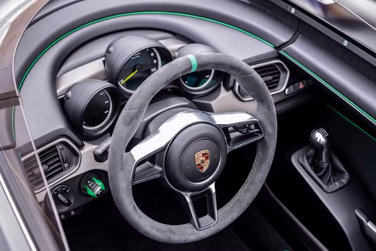 Trên phiên bản “hiện đại” của Bergspyder, Porsche cũng đã thiết kế xe theo phong cách Barchetta – không mui và chiếc xe cũng không hề có tay nắm cửa. Phối màu chủ đạo vẫn là hai màu trắng – xanh.