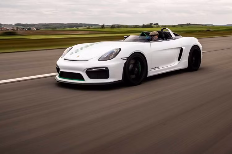 Chiếc Berspyder “hiện đại” được hãng xe Porsche phát triển trên nền tảng của Boxster (981). Chiếc xe được làm một cách hoàn hảo, kết hợp Porsche Boxster với những đặc điểm của Bergspyder ra mắt cách đây hơn 50 năm trước. Ngay cả màu sơn cảu xe cũng mô phỏng lại lớp sơn trắng cùng những đường chi tiết màu xanh lá của chiếc xe đua năm ấy.