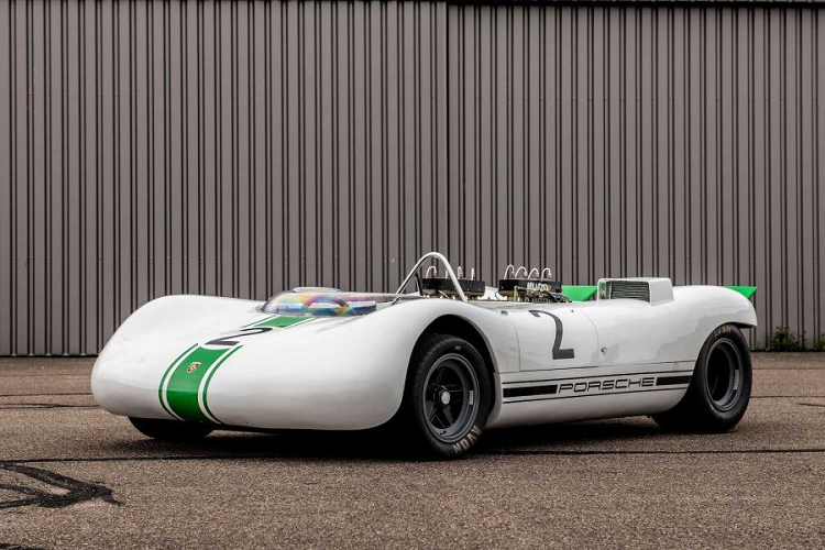 Điểm khác biệt của chiếc xe này với chiếc xe cũ ngoài nền tảng mới còn có phần kính bảo vệ người lái trong khi chiếc Porsche 909 Bergspyder lại không có chi tiết này. Có thể thấy, chiếc xe đã được Porsche phát triển một cách khá nghiêm túc khi các chi tiết trên xe liền lạc với nhau chứ không phải kiểu thiết kế tạm thời, hãng cũng trang bị phần vòm từ đuôi xe đến sau ghế để bảo vệ người lái.