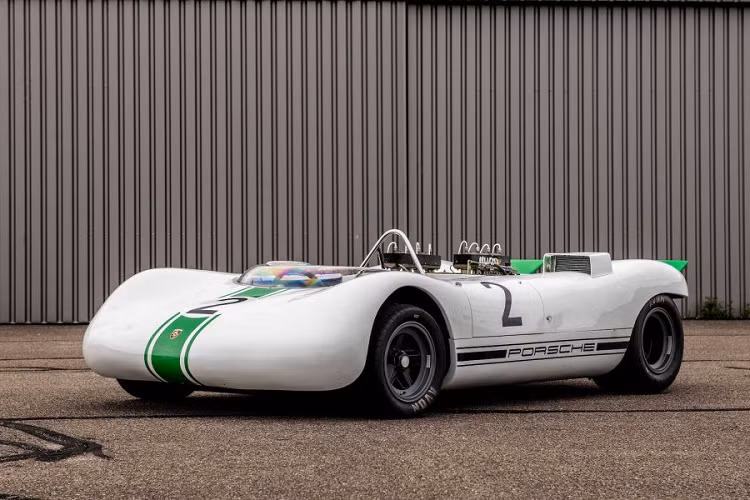 Điểm khác biệt của chiếc xe này với chiếc xe cũ ngoài nền tảng mới còn có phần kính bảo vệ người lái trong khi chiếc Porsche 909 Bergspyder lại không có chi tiết này. Có thể thấy, chiếc xe đã được Porsche phát triển một cách khá nghiêm túc khi các chi tiết trên xe liền lạc với nhau chứ không phải kiểu thiết kế tạm thời, hãng cũng trang bị phần vòm từ đuôi xe đến sau ghế để bảo vệ người lái.