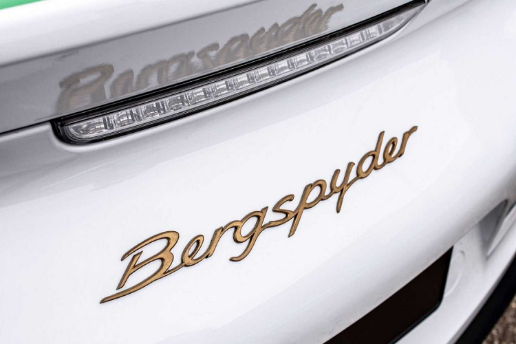 Mặc dù ngoại thất được thiết kế dựa trên Porsche Boxster (981), nội thất của xe lại được phát triển từ nội thất của chiếc siêu xe hybrid 918 Spyder. Phần ghế phụ giờ đây sẽ trở thành khoang chứa đồ thứ 2 cho mẫu xe này.