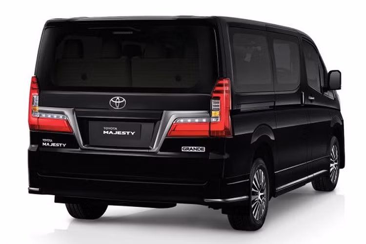 Tại Úc, Toyota Majesty 2020 mới được bán ra với tên gọi Granvia, mẫu xe van cao cấp của Nhật được xây dựng dựa trên thế hệ mới nhất của xe van Toyota Hiace - ra mắt lần đầu tiên hồi đầu năm nay. Như đã nói, phiên bản phổ thông của Majesty là Commuter, mẫu xe này được phân thành hai kiểu: Normal/Standard Roof và Long/High Roof, với kích thước dài x rộng x cao là 5.265 x 1.950 x 1.990 mm (chiều dài cơ sở 3.210 mm). Majesty được phát triển từ bản Standard Roof.