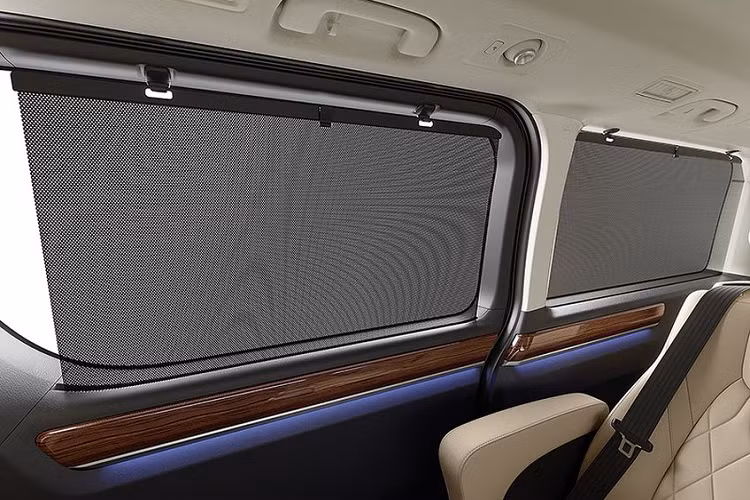 Toyota Majesty được trang bị hệ thống treo MacPherson ở phía trước và loại 4 liên kết ở phía sau, cả hai trục trước/sau đều có các thanh giằng ổn định, trong khi mỗi bánh xe hợp kim 17 inch (bọc trong lốp 235/60) đều đi kèm với phanh đĩa.