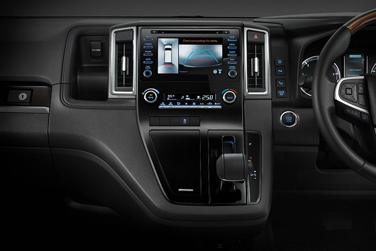 Về tính năng, xe sở hữu đèn pha, đèn ngày và đèn hậu LED, chiếu sáng đèn pha tự động, cần gạt nước mưa cảm biến, gương chiếu hậu chỉnh điện tích hợp đèn báo rẽ, tay nắm cửa mạ crôm, cửa trượt điện kép, mở cửa không cần chìa khóa, khởi động bằng nút bấm, bảng đồng hồ Optitron với màn hình đa thoogn tin 4,2 inch, điều hòa tự động với nano-e và các cửa gió điều hòa cho mọi hàng ghế, đèn viền nội thất nhiều lựa chọn và tấm che nắng cho cửa số hàng ghế thứ hai, thứ ba.