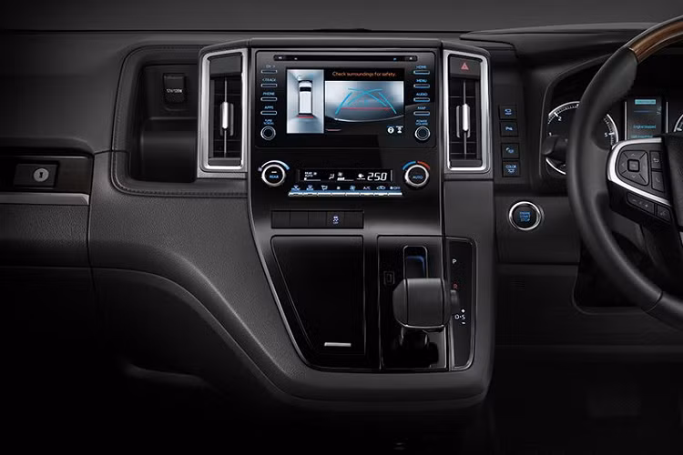 Về tính năng, xe sở hữu đèn pha, đèn ngày và đèn hậu LED, chiếu sáng đèn pha tự động, cần gạt nước mưa cảm biến, gương chiếu hậu chỉnh điện tích hợp đèn báo rẽ, tay nắm cửa mạ crôm, cửa trượt điện kép, mở cửa không cần chìa khóa, khởi động bằng nút bấm, bảng đồng hồ Optitron với màn hình đa thoogn tin 4,2 inch, điều hòa tự động với nano-e và các cửa gió điều hòa cho mọi hàng ghế, đèn viền nội thất nhiều lựa chọn và tấm che nắng cho cửa số hàng ghế thứ hai, thứ ba.