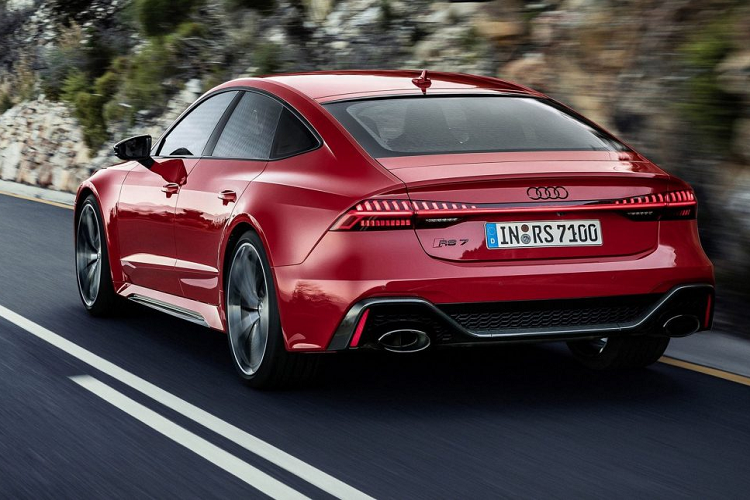 Trên thực tế, Audi RS7 Sportback 2020 mới sẽ rộng hơn 40mm so với mẫu A7 cơ bản. So với A7, RS7 được trang bị cản trước sau mới cùng bộ mâm với kích thước lên tới 21 inches.