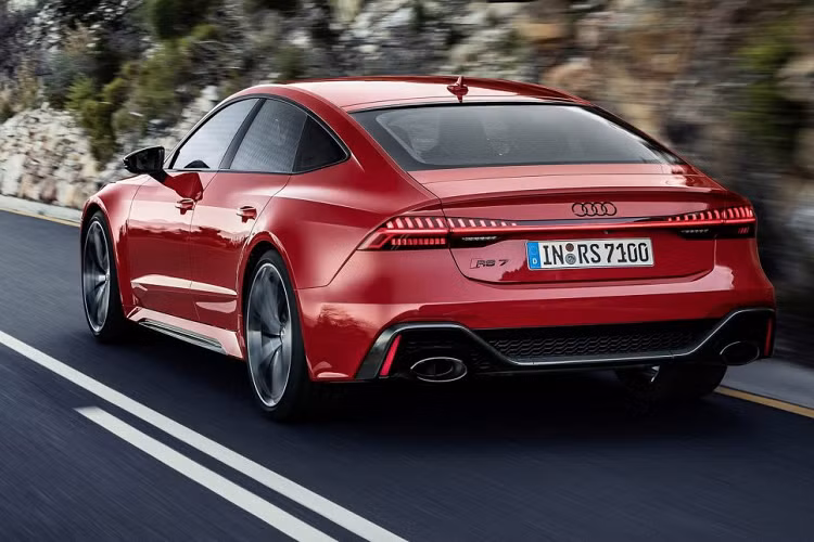 Trên thực tế, Audi RS7 Sportback 2020 mới sẽ rộng hơn 40mm so với mẫu A7 cơ bản. So với A7, RS7 được trang bị cản trước sau mới cùng bộ mâm với kích thước lên tới 21 inches.