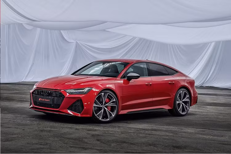 Hệ dẫn động bốn bánh Quattro gửi tới 85% mô-men xoắn tới trục sau cùng một vi sai thể thao mới đi kèm.